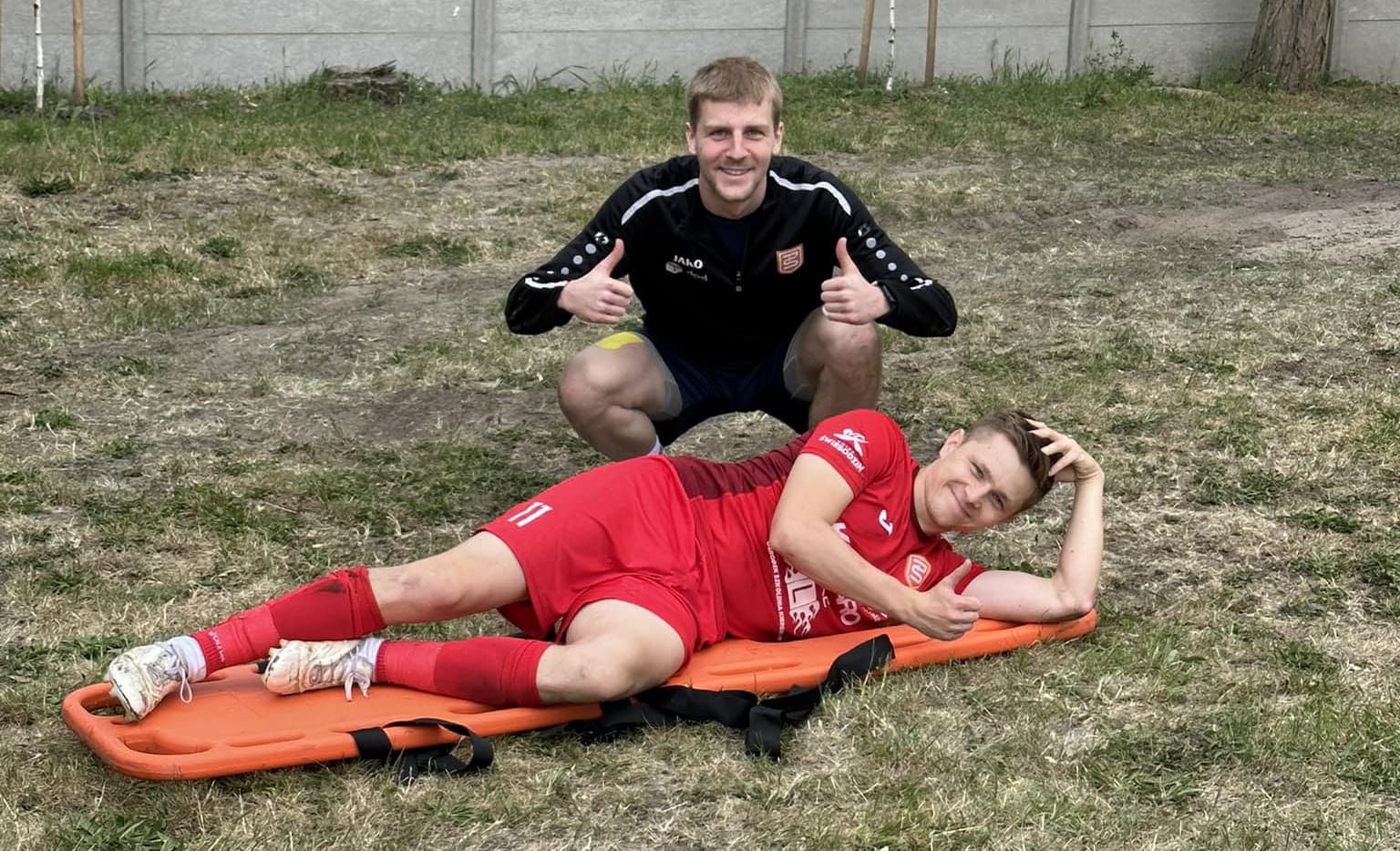 Dwaj mężczyźni w sportowych strojach jeden na noszach  Polonia na autostradzie do III ligi Lubuszanin cierpi PODSUMOWANIE