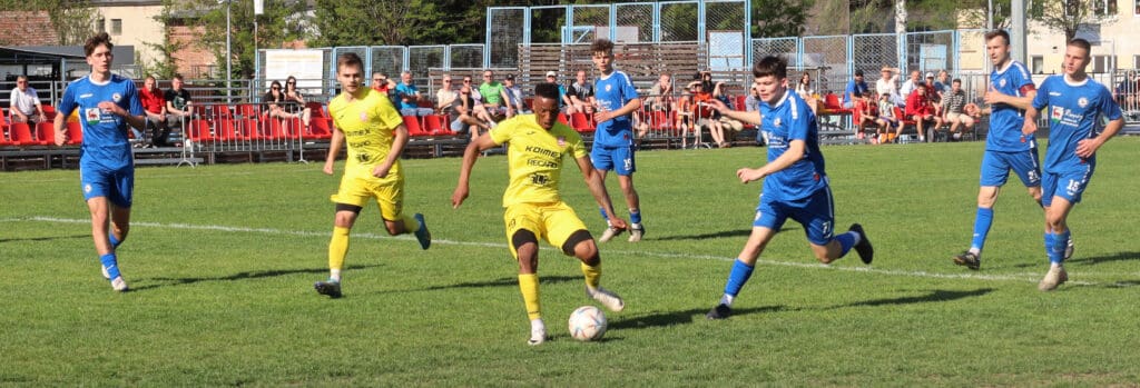 Siedmiu mężczyzn na boisku