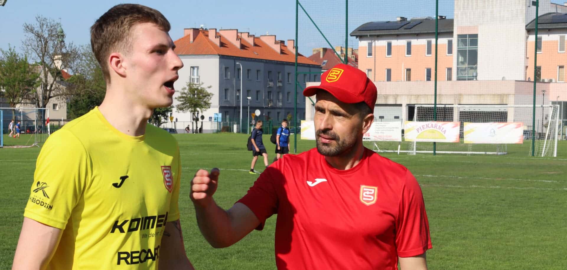 Dwóch mężczyzn rozmawia na boisku  Krzysztof Kaczmarczyk Mamy swój model grania nasze DNA ROZMOWA