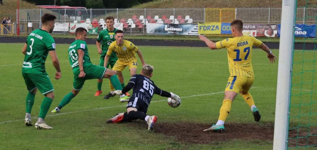 Derby dla Cariny, remis Stilonu i Warty, porażka Lechii (WYNIKI, ZDJĘCIA) Derby dla Cariny, remis Stilonu i Warty, porażka Lechii (WYNIKI, ZDJĘCIA) Sześciu mężczyzn gra w piłkę