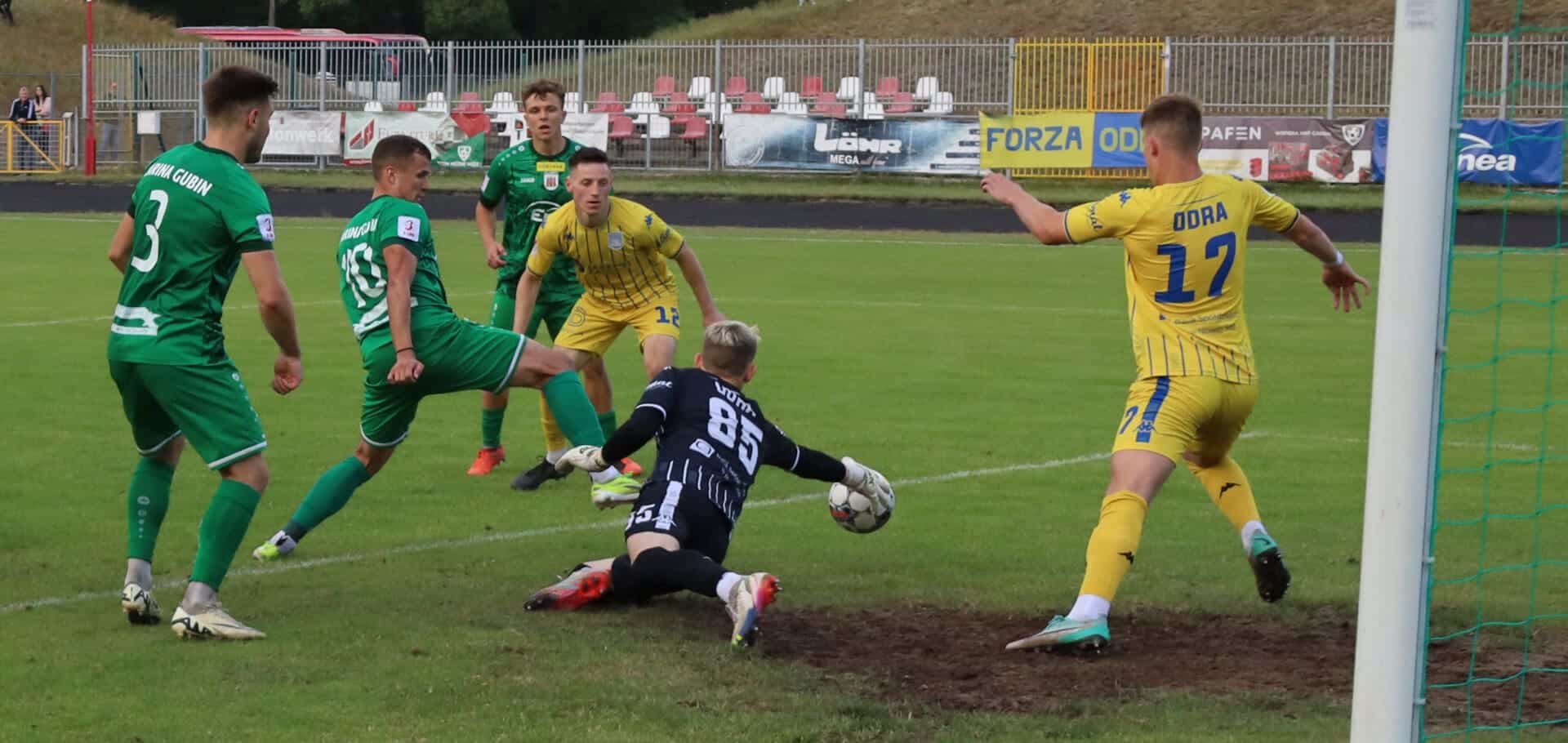 Sześciu mężczyzn gra w piłkę  Derby dla Cariny remis Stilonu i Warty porażka Lechii WYNIKI ZDJĘCIA