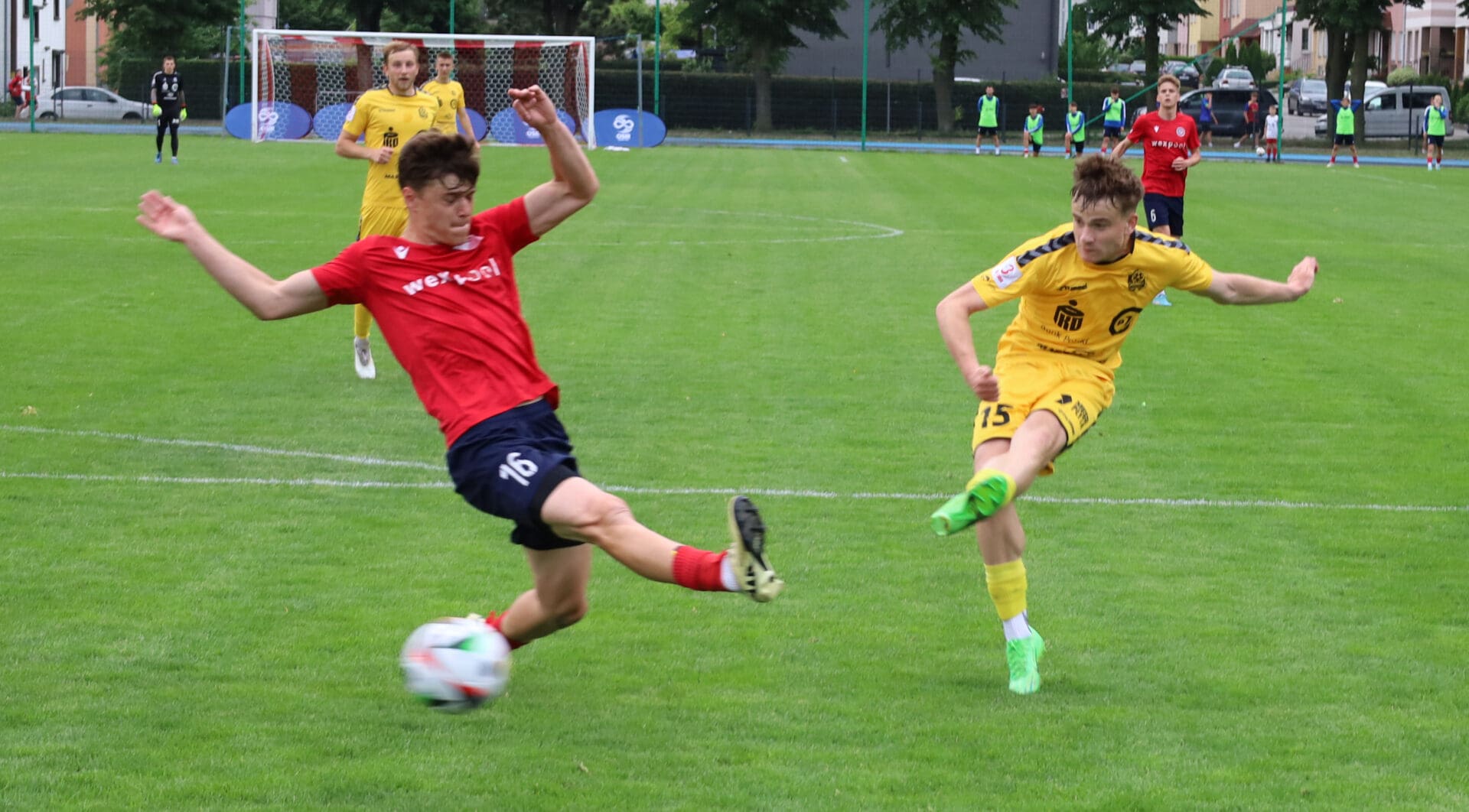 Sześciu piłkarzy na boisku  Pokaz siły w Zbąszynku Lechia i Warta w finale ZDJĘCIA