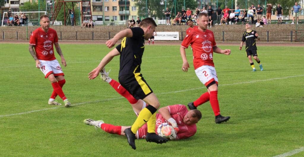 Pięciu mężczyzn gra w piłkę