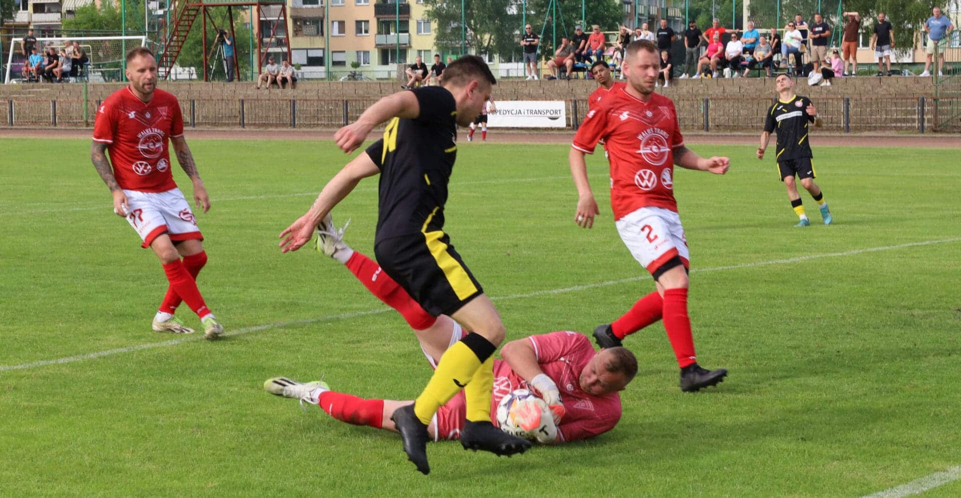 Pięciu mężczyzn gra w piłkę  Derby dla Warty Gorzów Hit w okręgówce dla Victorii Szczaniec WYNIKI