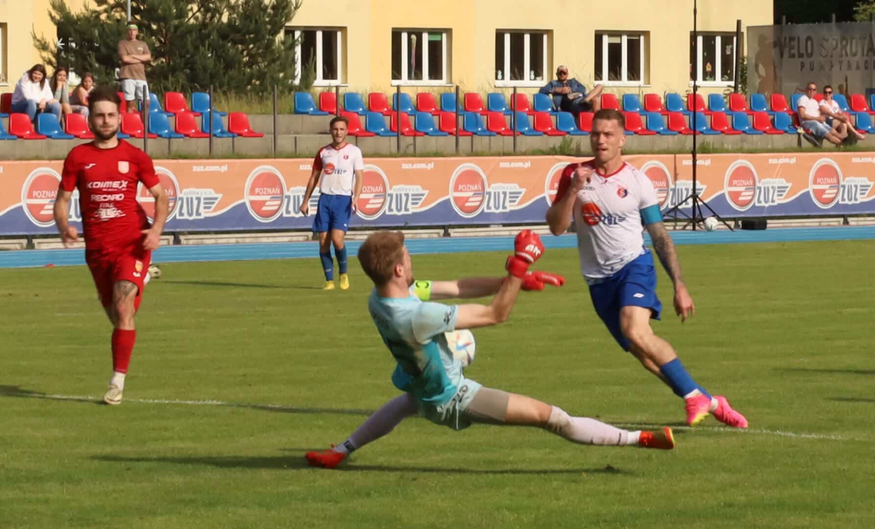 Czterej mężczyźni grający w piłkę  Pogoń strzela sześć goli w Szprotawie i śrubuje rekord ZDJĘCIA