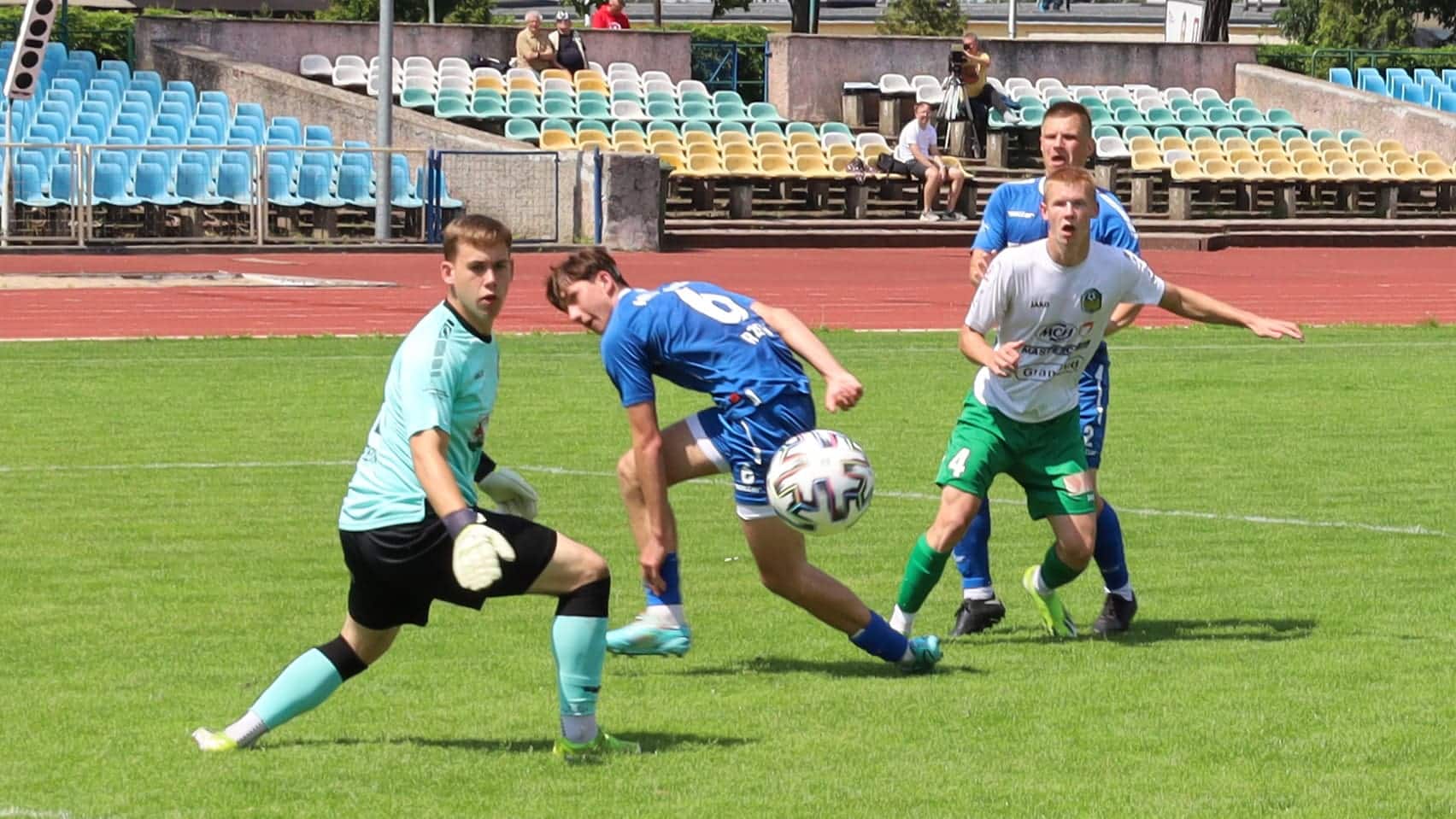 Czterech mężczyzn na boisku  Odra i Warta za trzy Ilanka ściga Polonię WYNIKI