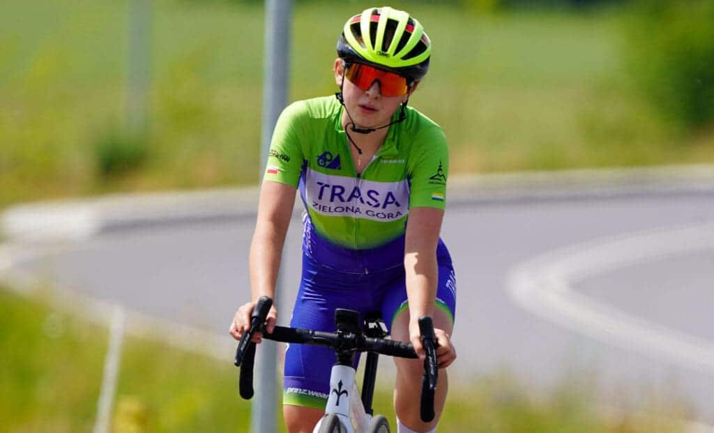 Dziewczyna w stroju kolarskim na rowerze