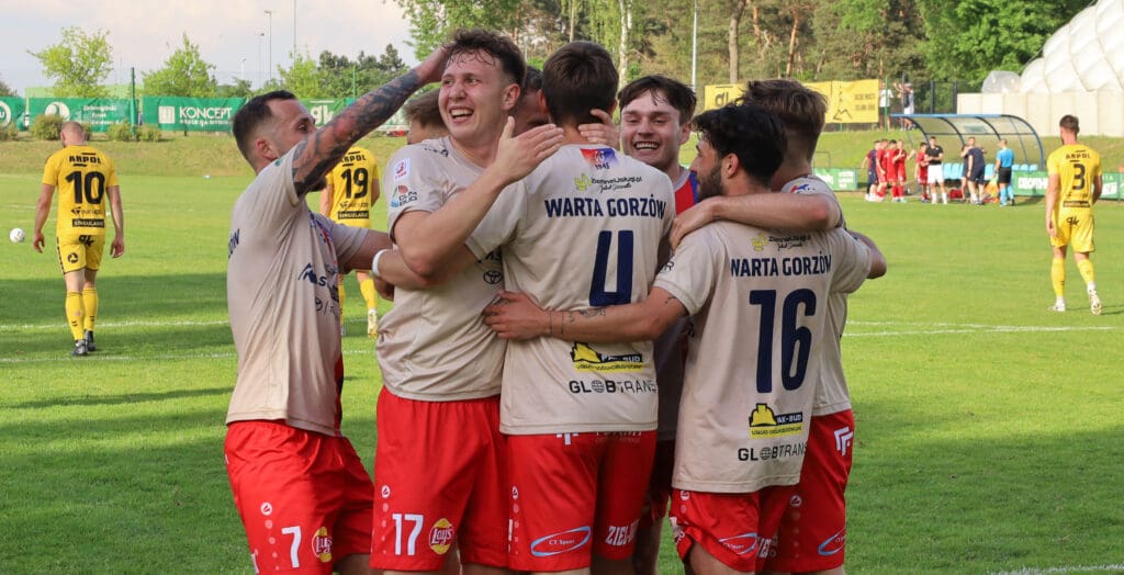 Grupa cieszących się piłkarzy