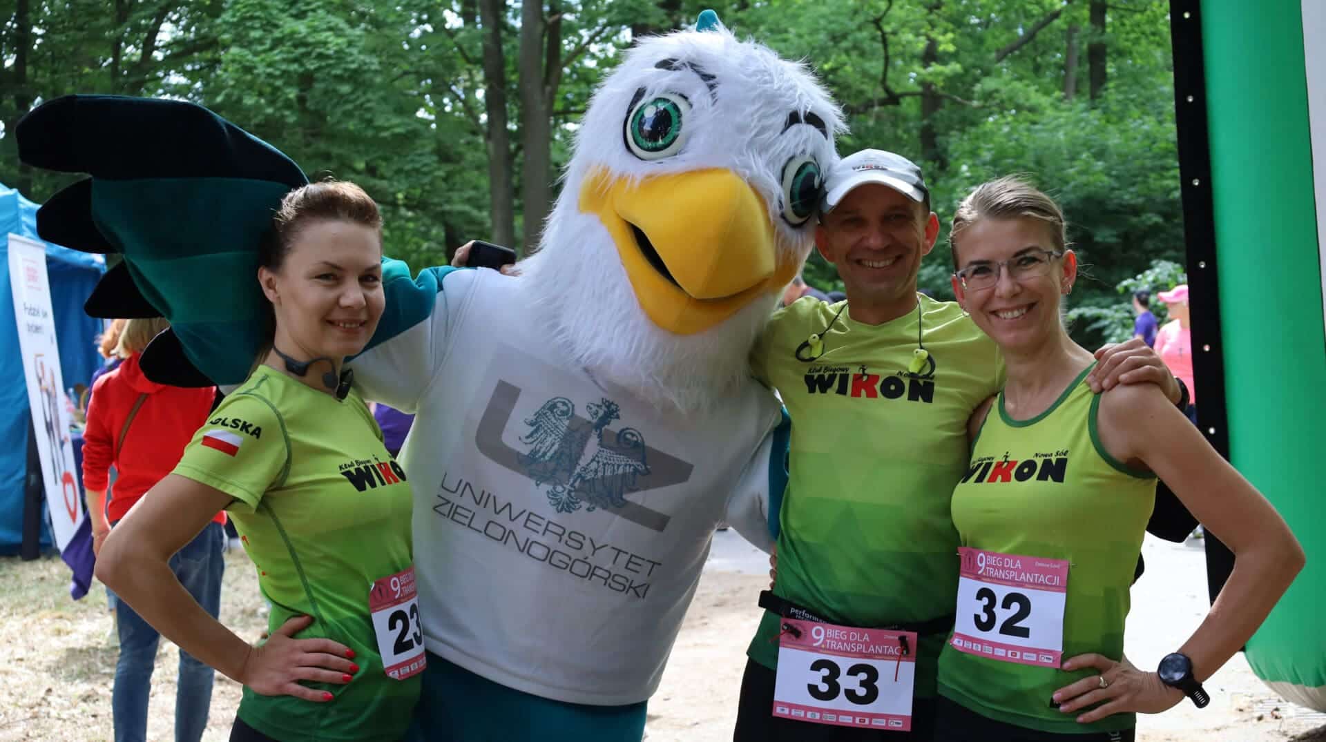 Troje uśmiechniętych ludzi w towarzystwie ogromnej maskotki  Bieg dla Transplantacji w Zielonej Górze Tu liczyła się idea DUUUŻO ZDJĘĆ