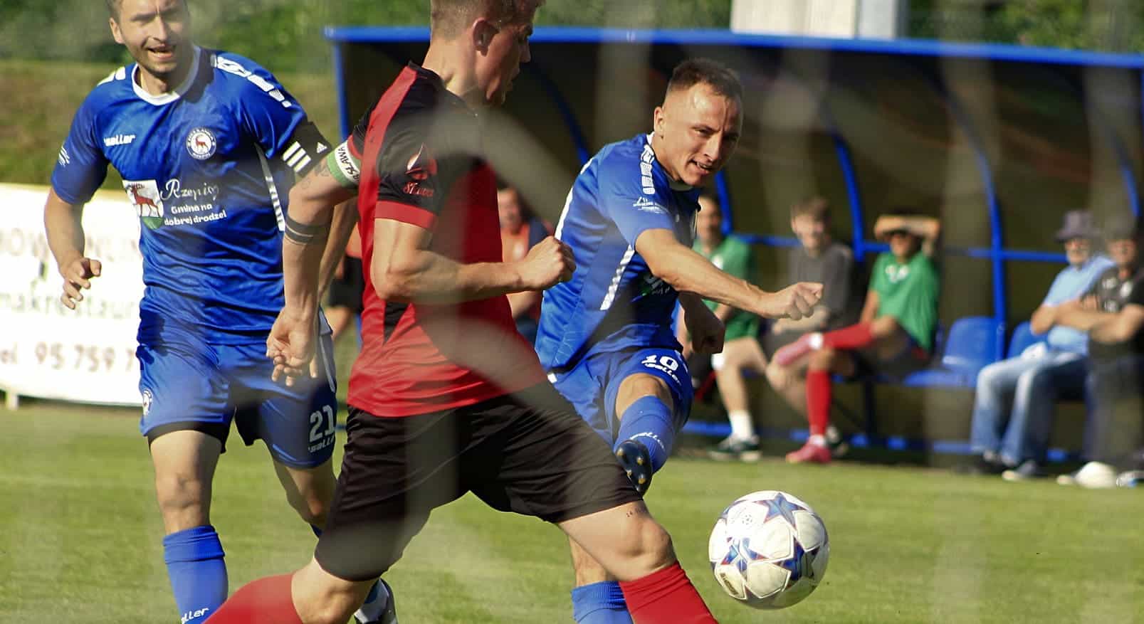 Trzech mężczyzn grających w piłkę  Polonia chce wygrać ligę ale nie ma miejsca na potknięcie PODSUMOWANIE