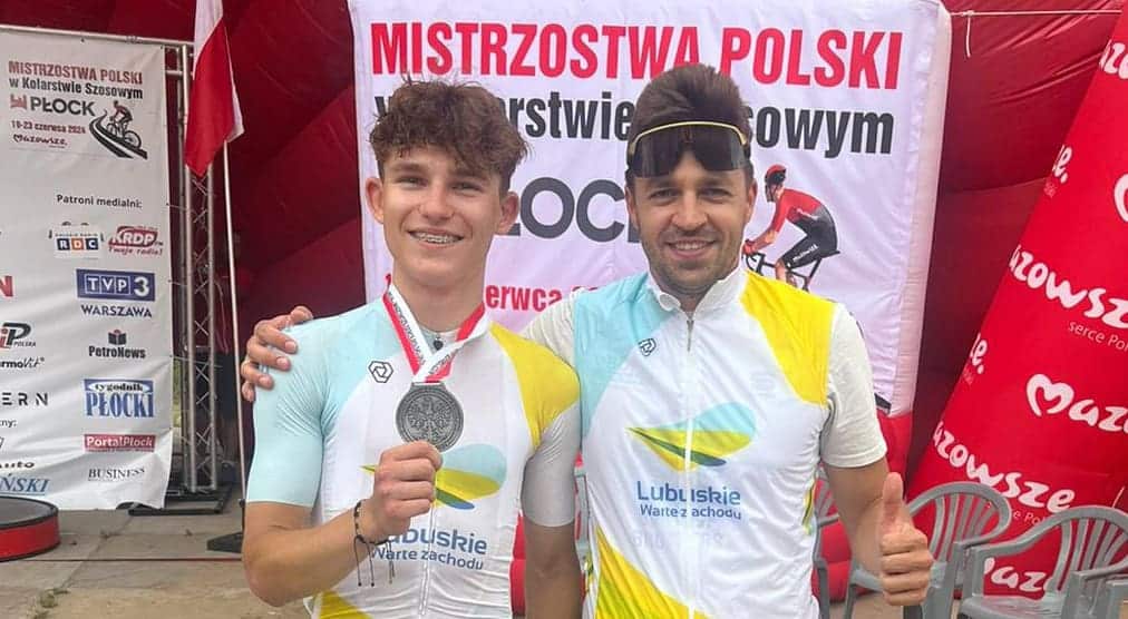 Dwaj uśmiechnięci mężczyźni w sportowych strojach