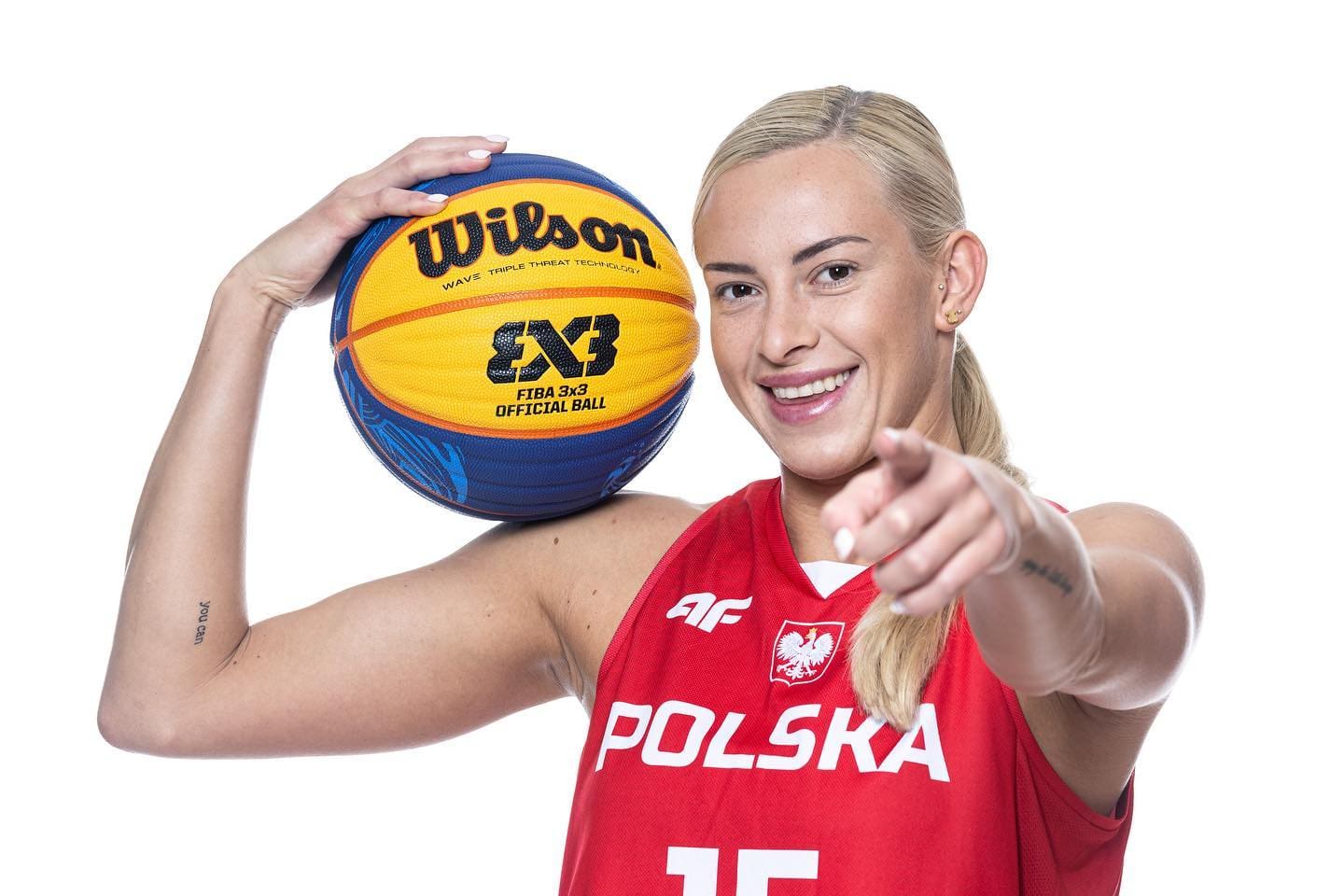 Uśmiechnięta kobieta z piłką do koszykówki  Klaudia Gertchen dołącza do wicemistrzyń Polski