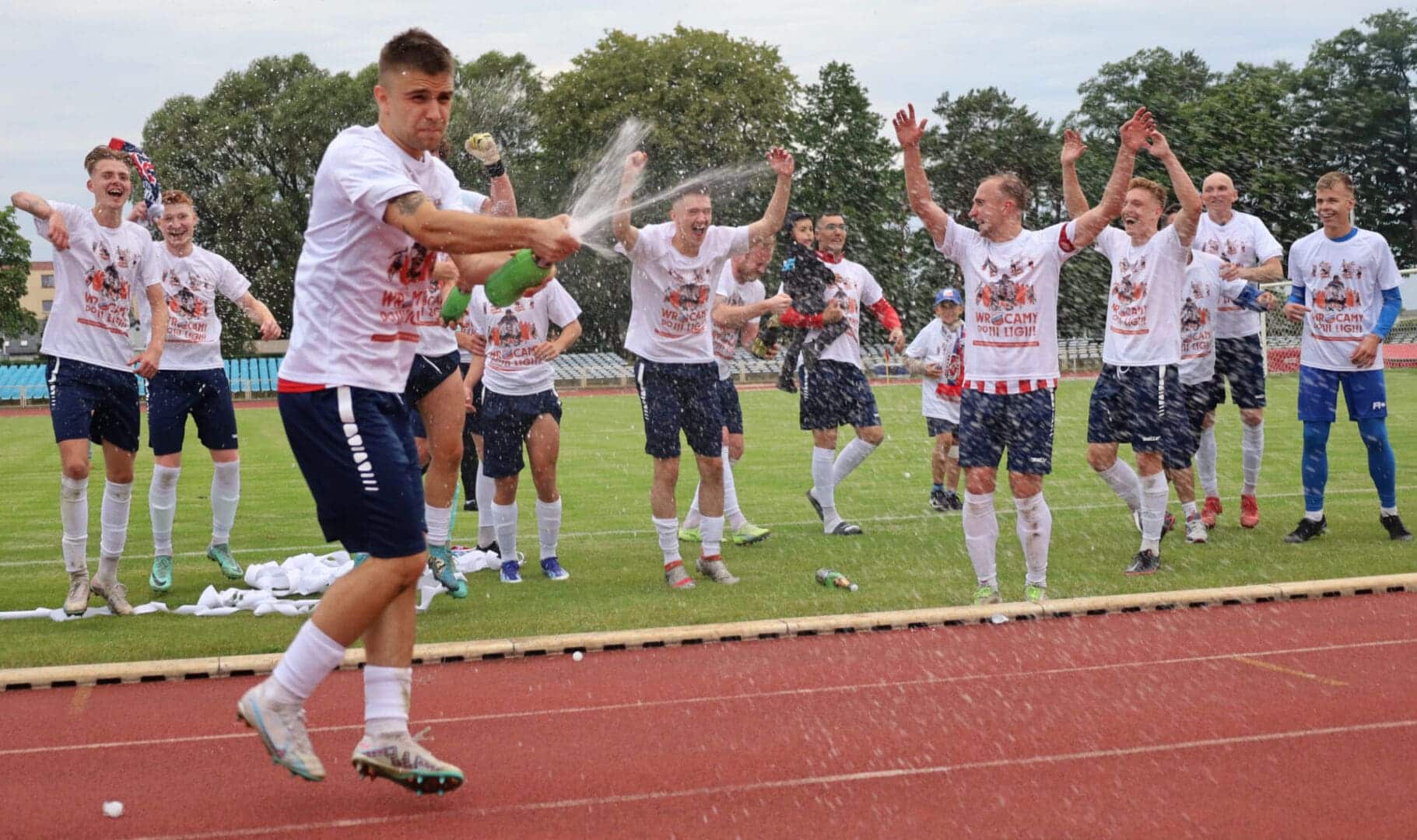 Grupa cieszących się mężczyzn  Polonia z awansem Stefanowicz on fire Stal się zbroi PODSUMOWANIE