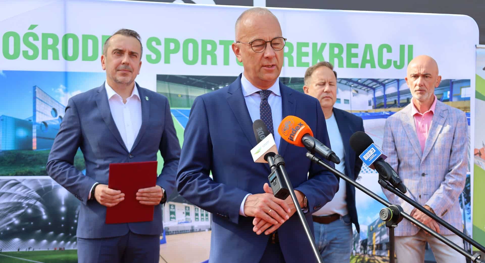 IMG_0652 Czterech mężczyzn w marynarkach W Zielonej Górze zagości Puchar Davisa Zobaczymy Huberta Hurkacza WIDEO