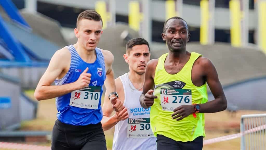 Trzej biegnący mężczyźni