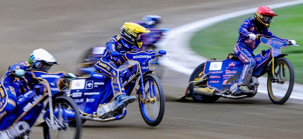 Cztery osoby ścigające się na motocyklach