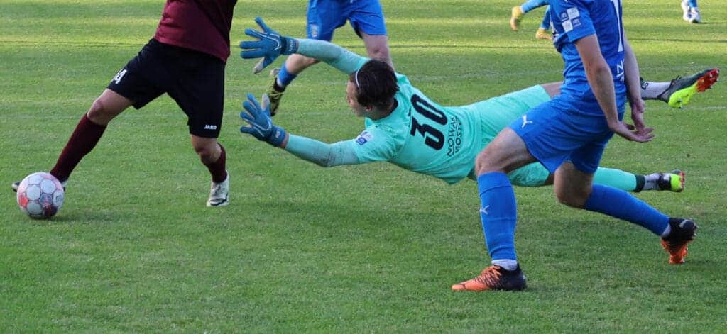 Bramkarz rzucający się na piłkę