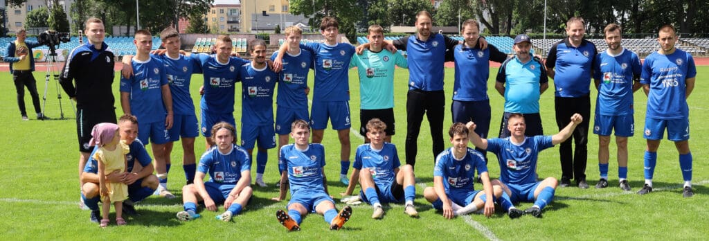 Grupa cieszących się mężczyzn