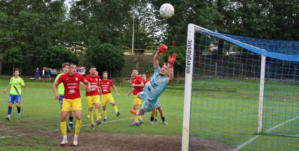 Dziesięciu mężczyzn gra w piłkę