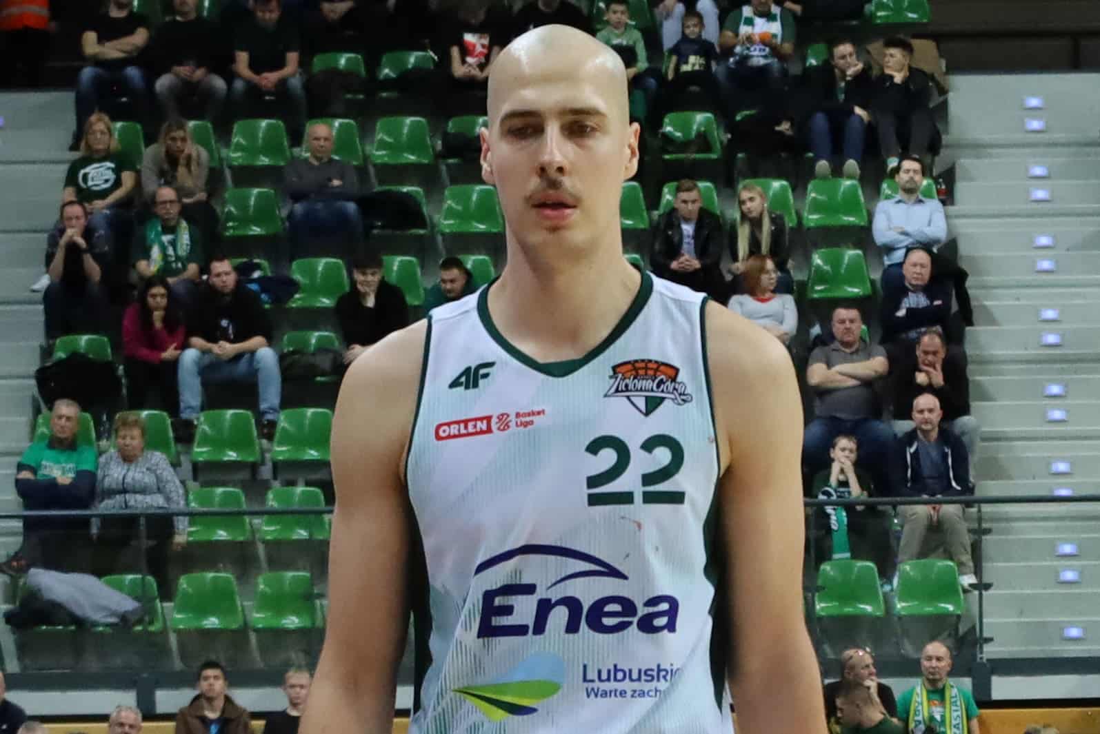 Kolodziej Mężczyzna w sportowej koszulce Zastal odkrywa karty Kołodziej zostaje dołącza Żmudzki