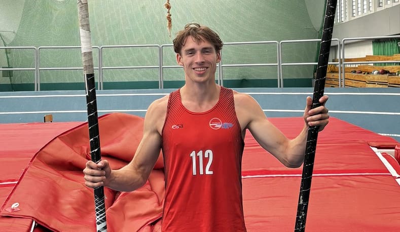 Uśmiechnięty chłopak w sportowej koszulce