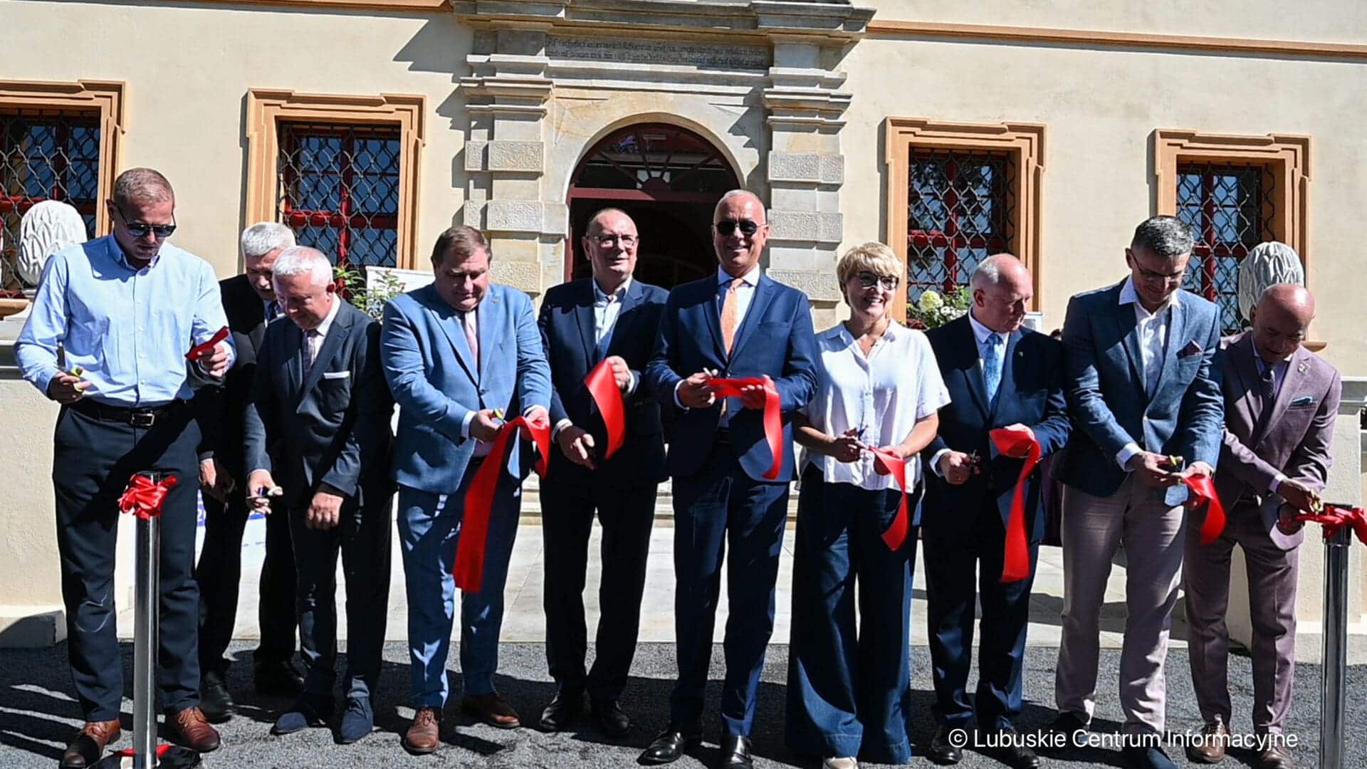   Nad dworem w Ochli zaświeciło słońce To remont jak marzenie