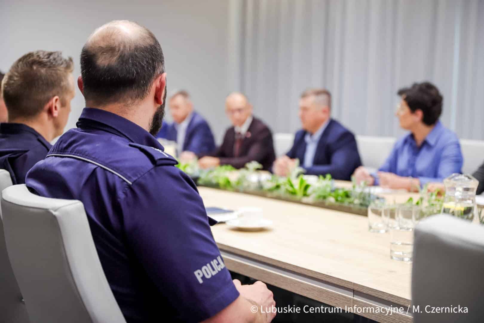 Spotkanie w Urzędzie Miasta Gorzowa Wlkp. Spotkanie w Urzędzie Miasta Gorzowa Wlkp Jak zapobiec przemocy wobec dzieci Reagować Na każdym poziomie WIDEO GALERIA