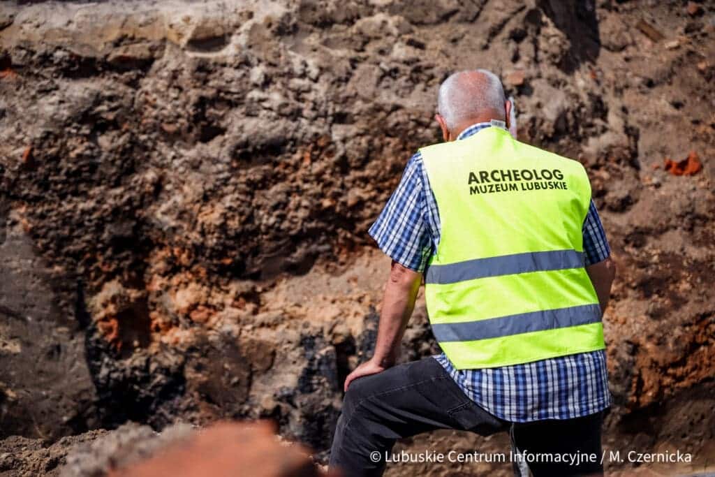 Archeolog Stanisław Sinkowski podczas prac archeologicznych na ulicy Spichrzowej w Gorzowie