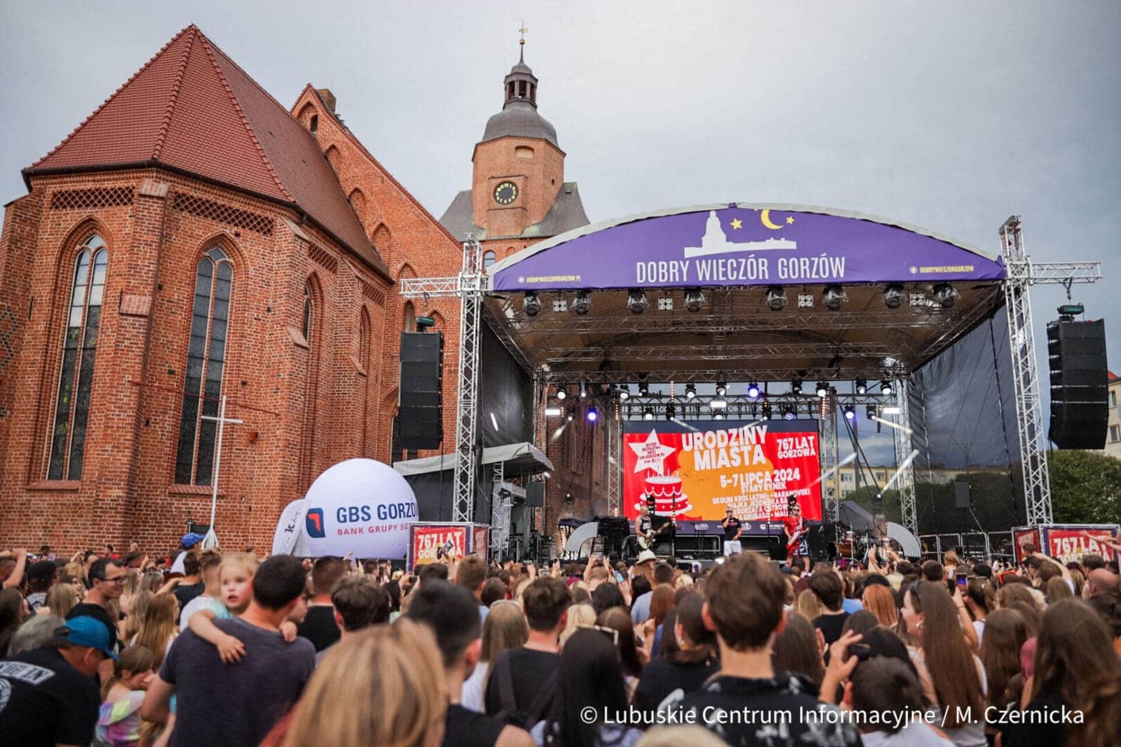 Scena na Starym Rynku podczas 767 urodzin Gorzowa  Mieszkańcy hucznie świętowali 767 urodziny Gorzowa ZDJĘCIA