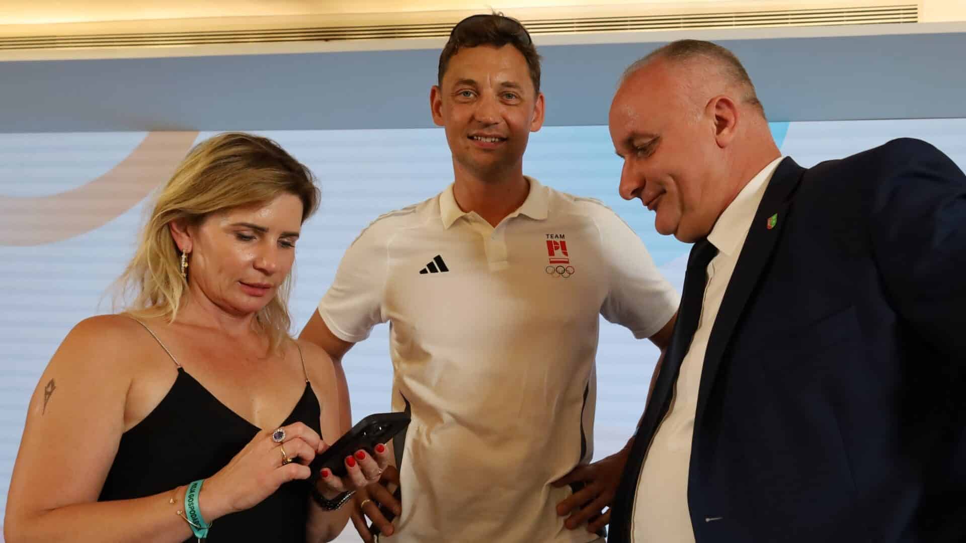 Kobieta i dwóch mężczyzn w czasie rozmowy  Prosto z Paryża Michał Jeliński liczył na ten medal I poleca kaszankę olimpijską