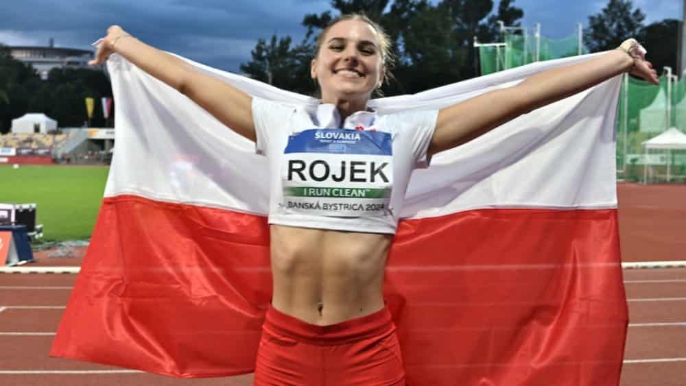 Ciesząca się dziewczyna z biało-czerwoną flagą