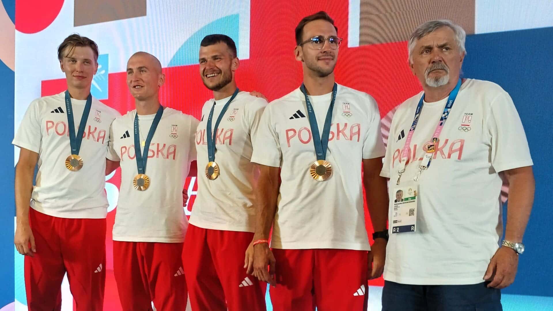 Pięciu uśmiechniętych mężczyzn  Prosto z Paryża Brązowi wioślarze w Domu Polskim Szampan wystrzelił