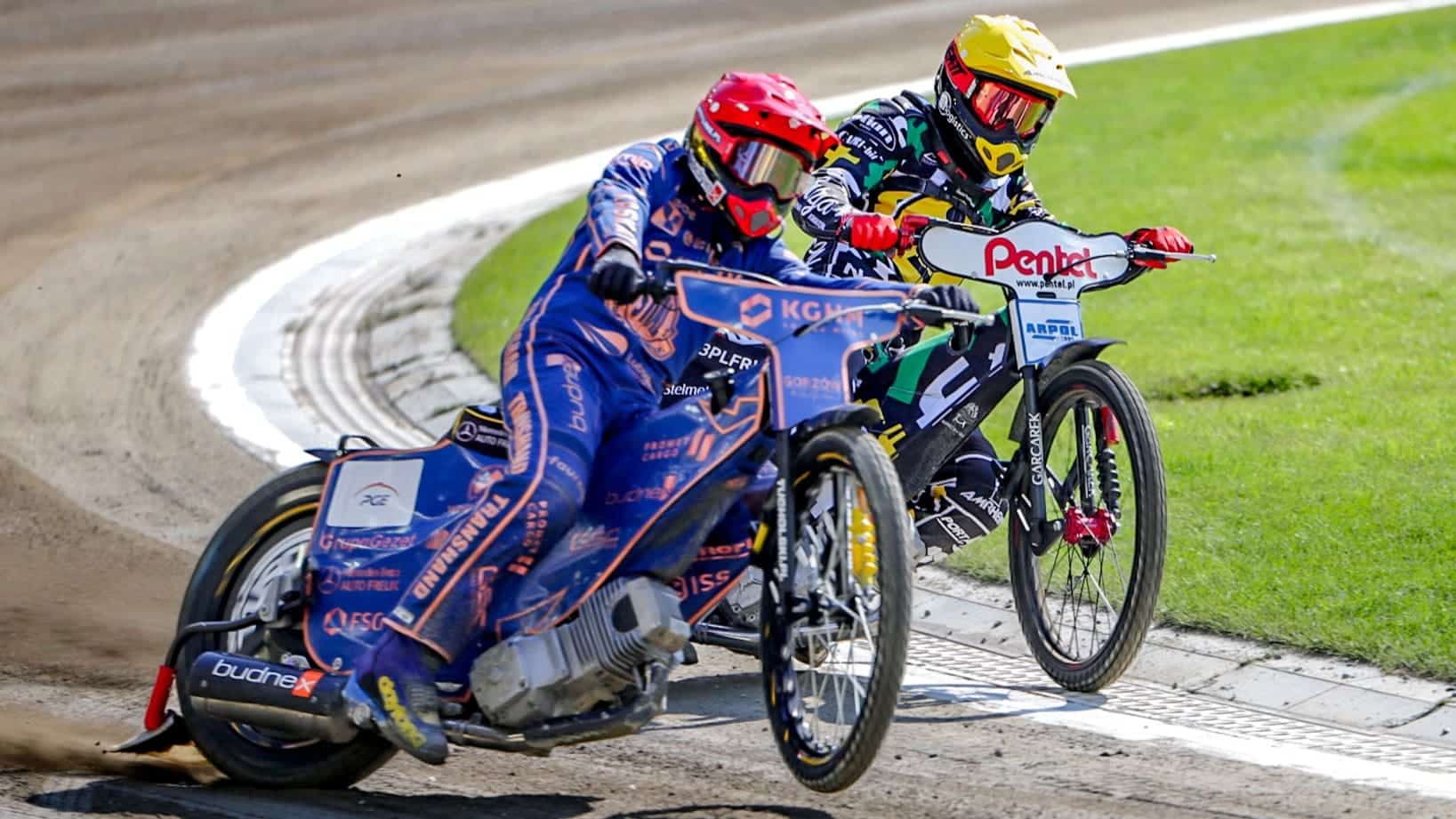 Dwie osoby ścigające się na żużlowych motocyklach  Stal po raz drugi lepsza od Falubazu w żużlowych derbach ZDJĘCIA