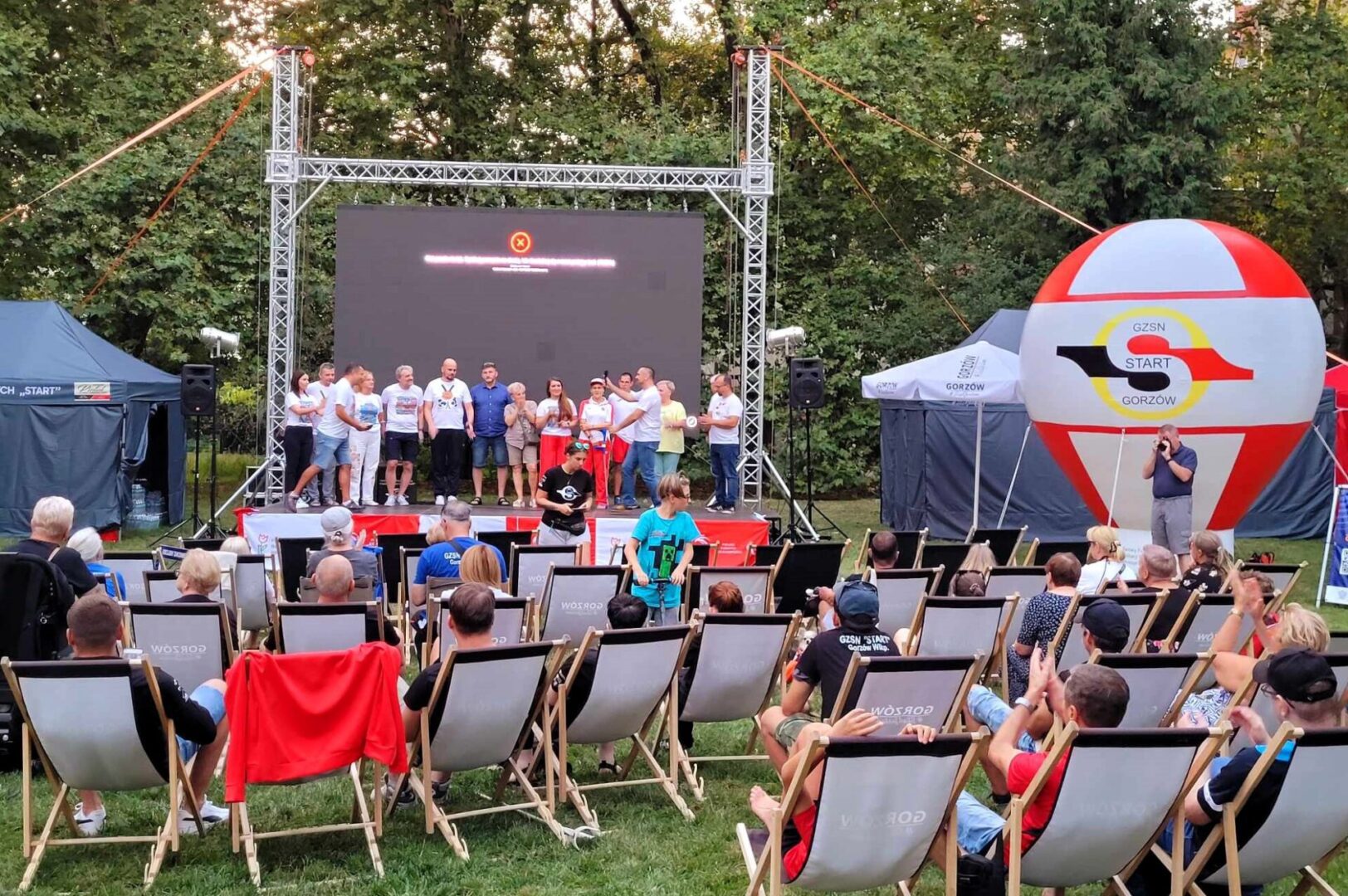 Strefa kibica w gorzowskim Parku Wiosny Ludów  Strefa Kibica w Gorzowie  Wspólne Kibicowanie Paralimpijczykom w Parku Wiosny Ludów