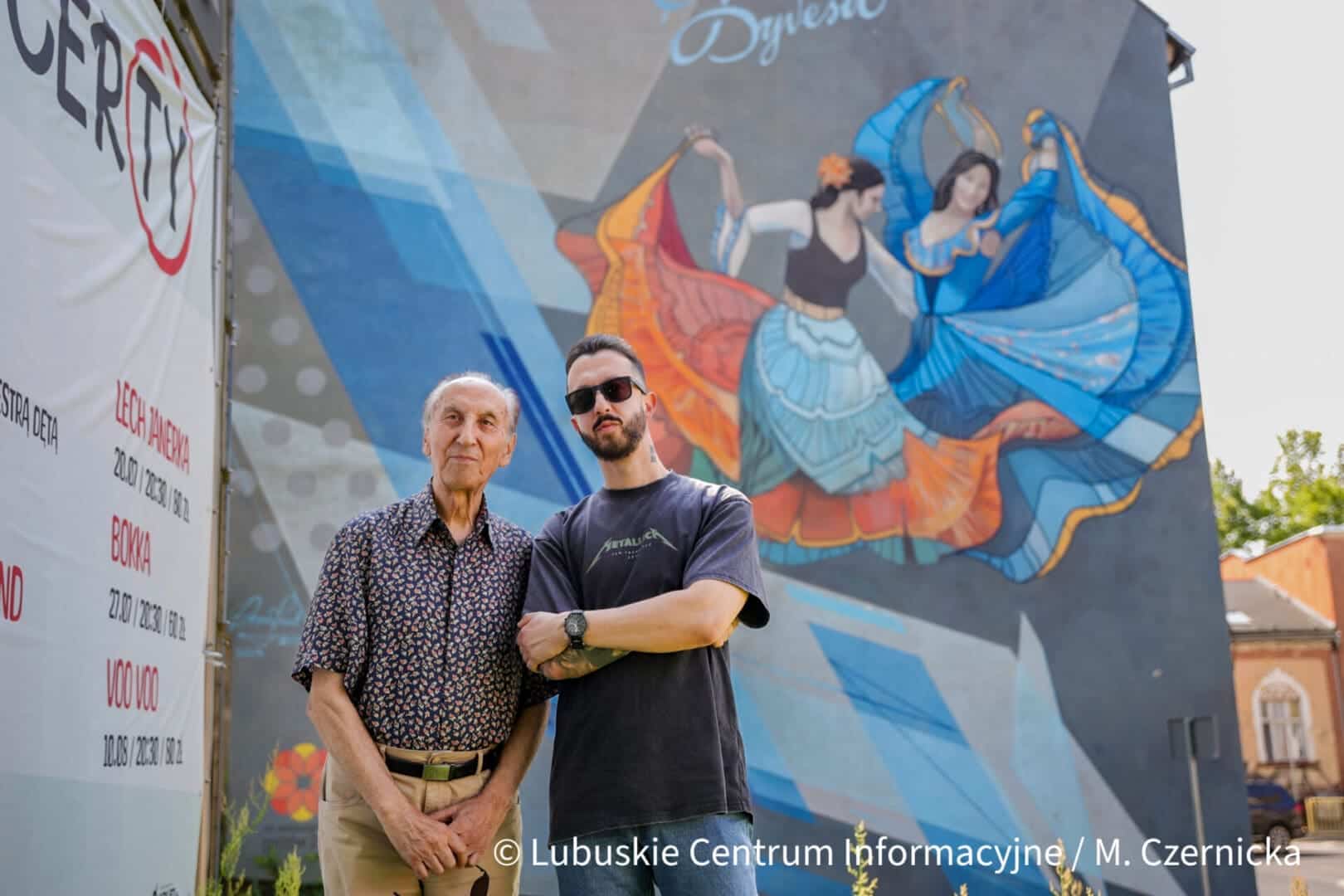 Edward Dębicki z synem Manuelem przed muralem Romane Dyvesa Edward Dębicki z synem Manuelem przed muralem Romane Dyvesa Romane Dyvesa powraca Gorzów stanie się stolicą romskich rytmów