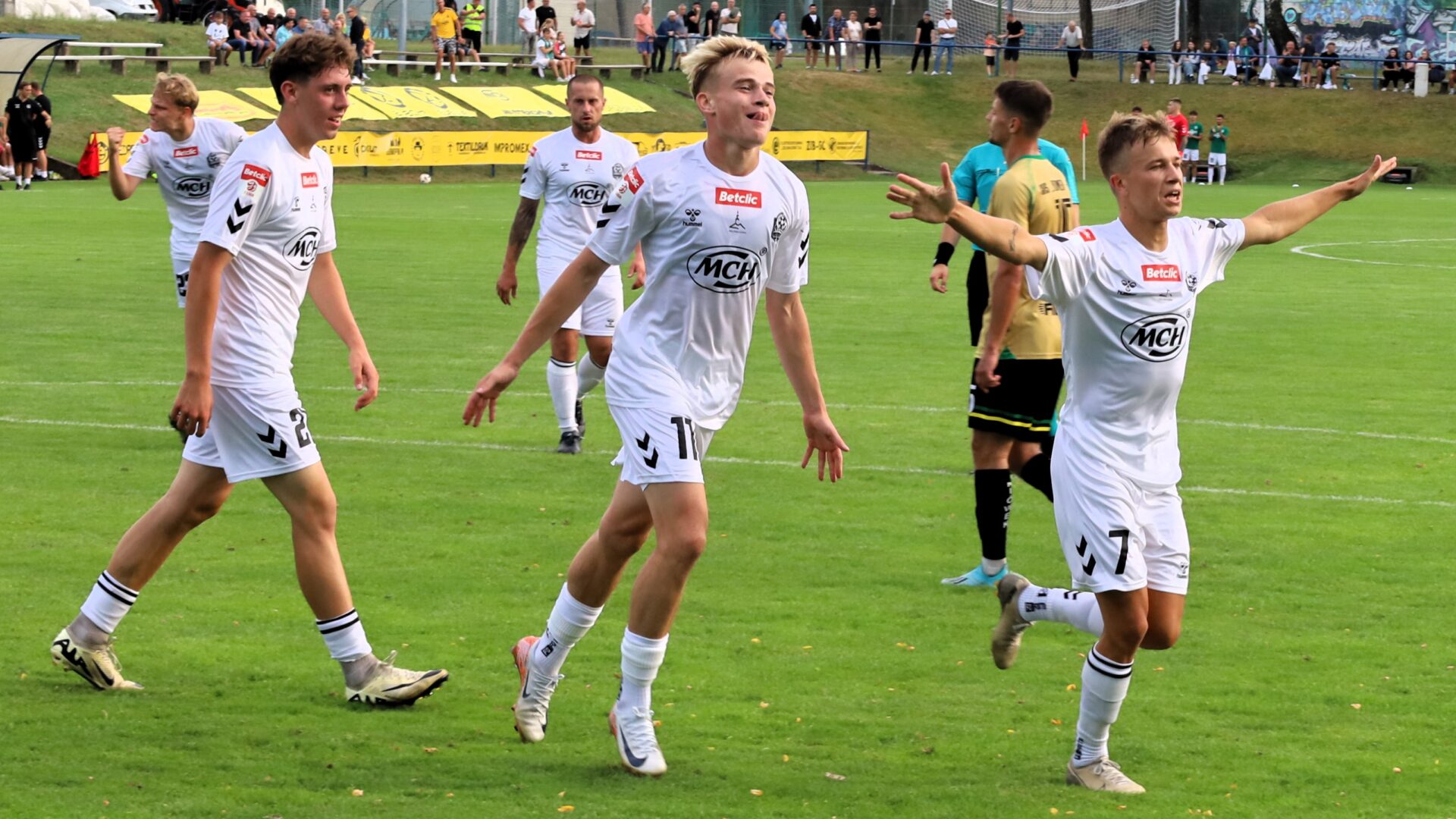 Siedmiu mężczyzn na boisku  Piłkarski weekend Warta liderem Meczycho Lechii Szalone derby w Świebodzinie WYNIKI