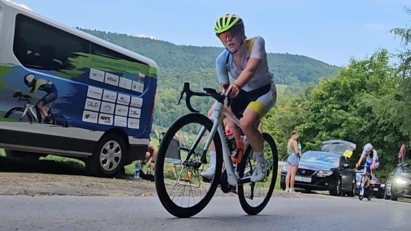 Dziewczyna na rowerze  Rozalia Dutczak i Natalia Jaros w blasku srebra