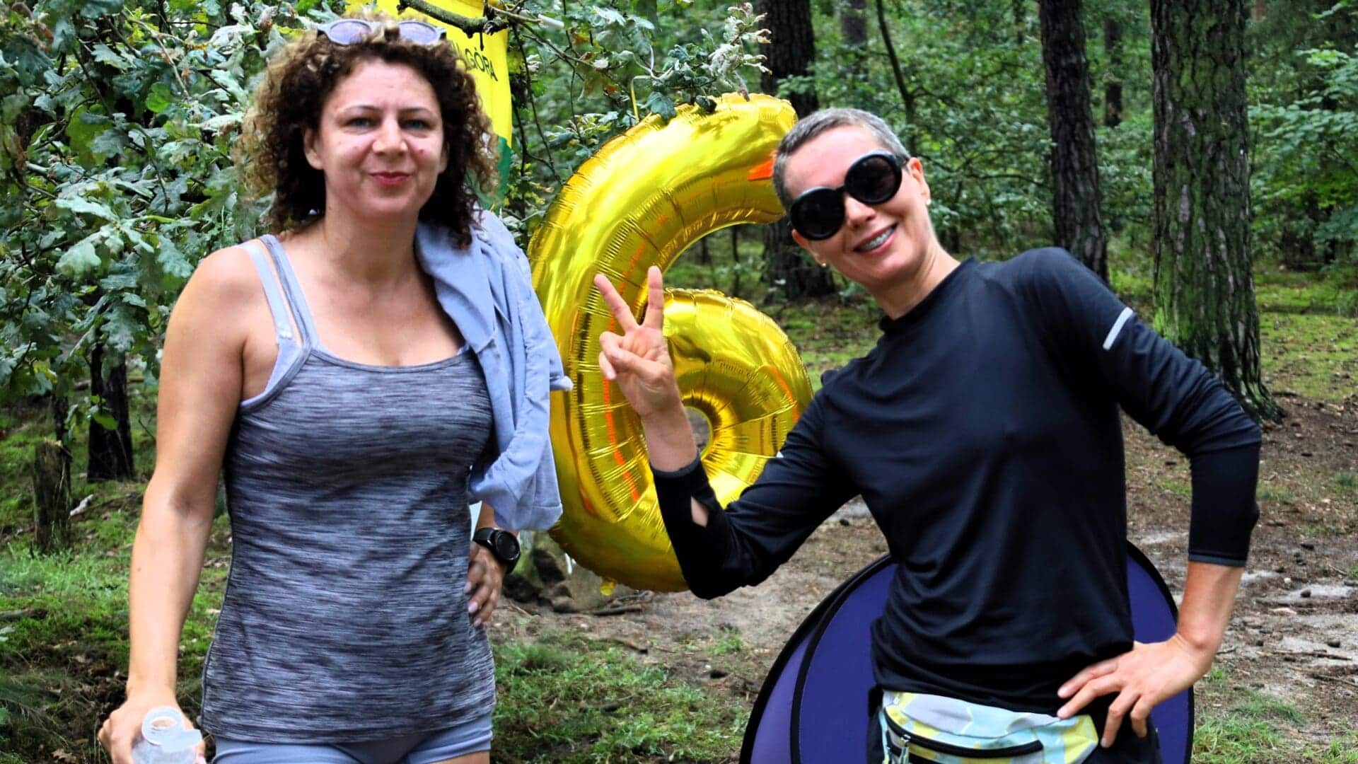 Dwie uśmiechnięte kobiety  Urodzinowy parkrun w Zielonej Górze Było tempo na rekord trasy ZDJĘCIA