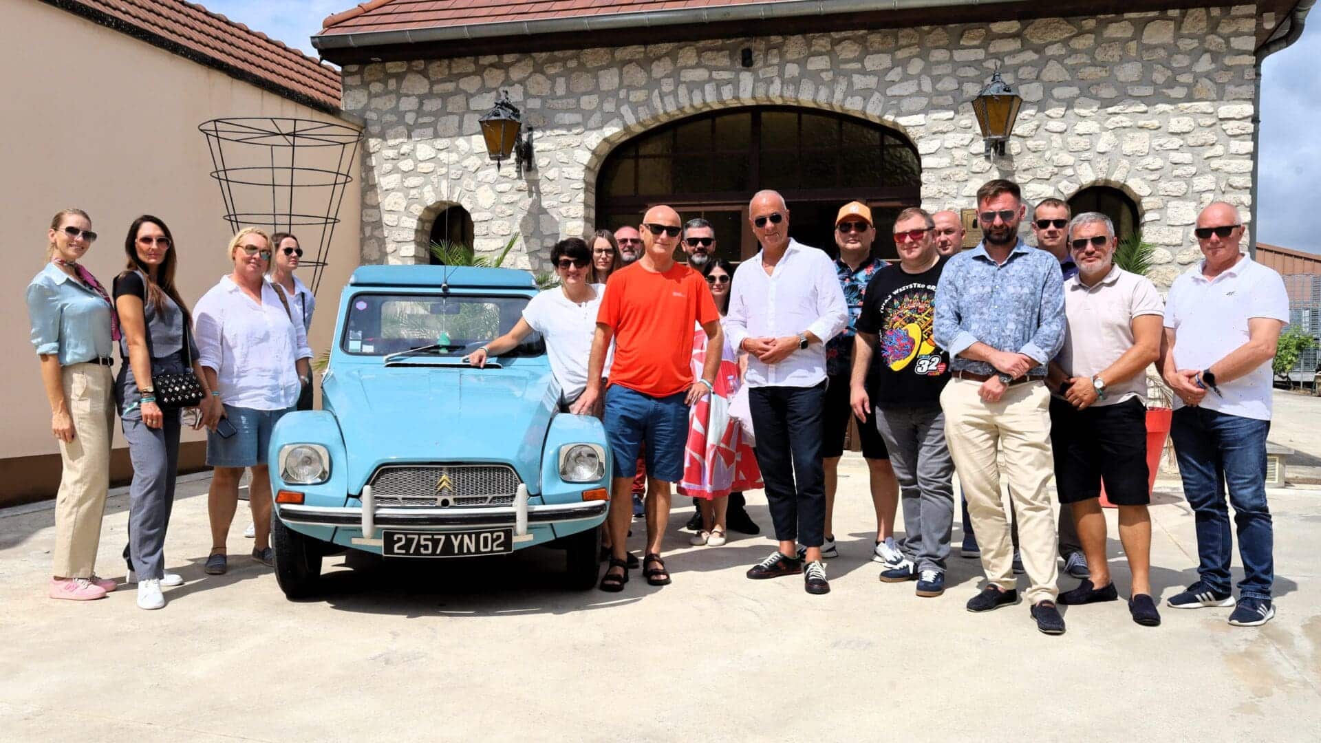 Grupa osób przy niebieskim samochodzie  Może kiedyś i Francuzi będą kupowali lubuskie wino