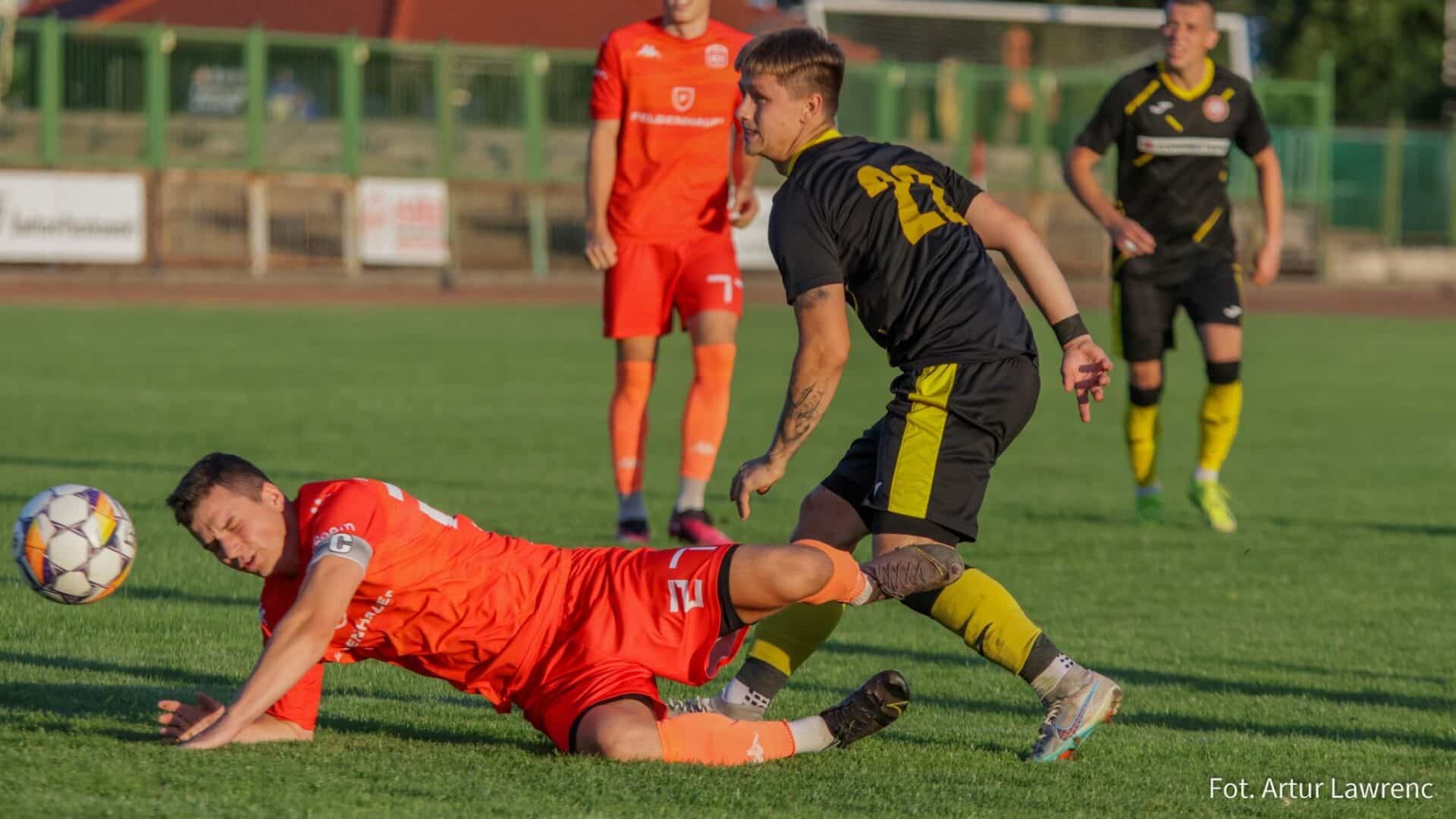 Czterech mężczyzn na boisku  Dozamet Nowa Sól nadal liderem Sześć bramek Ilanki Rzepin PODSUMOWANIE