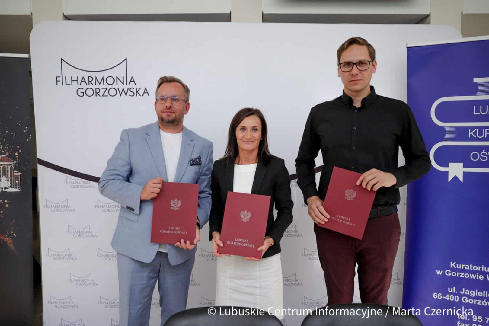 Podpisanie porozumienia filharmonie  Będzie więcej kultury w edukacji Filharmonie dogadały się z kuratorem ZDJĘCIA