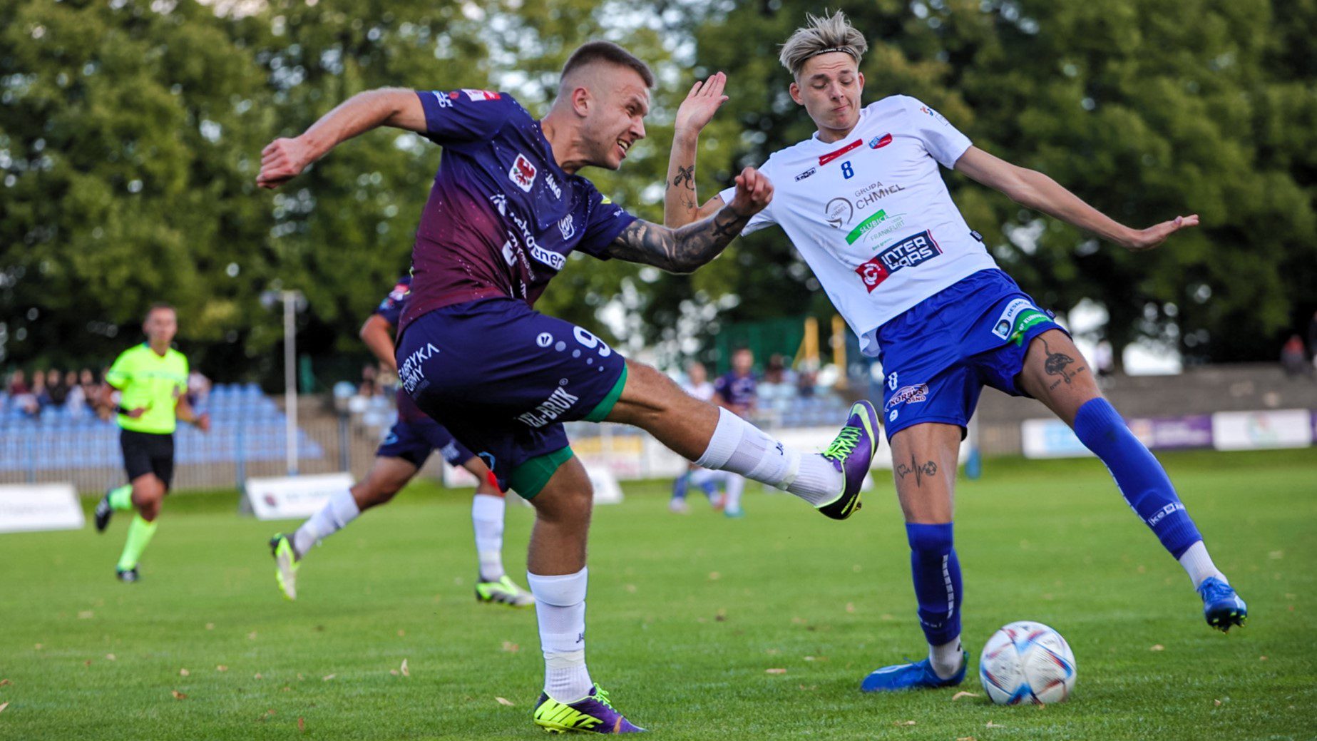 Warta Gorzów - Polonia Słubice Dwaj mężczyźni walczą o piłkę Warta Gorzów wiceliderem III ligi A miała spaść ZDJĘCIA