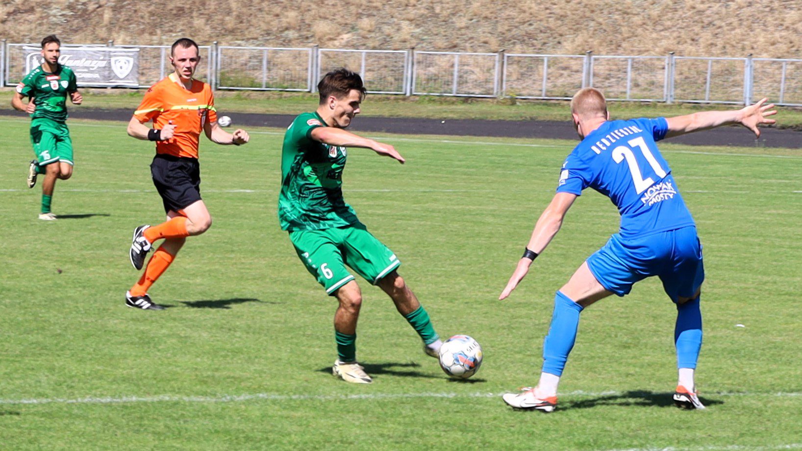Czterech mężczyzn na boisku  Warta i Stilon za trzy Porażki Cariny Odry i Polonii WYNIKI