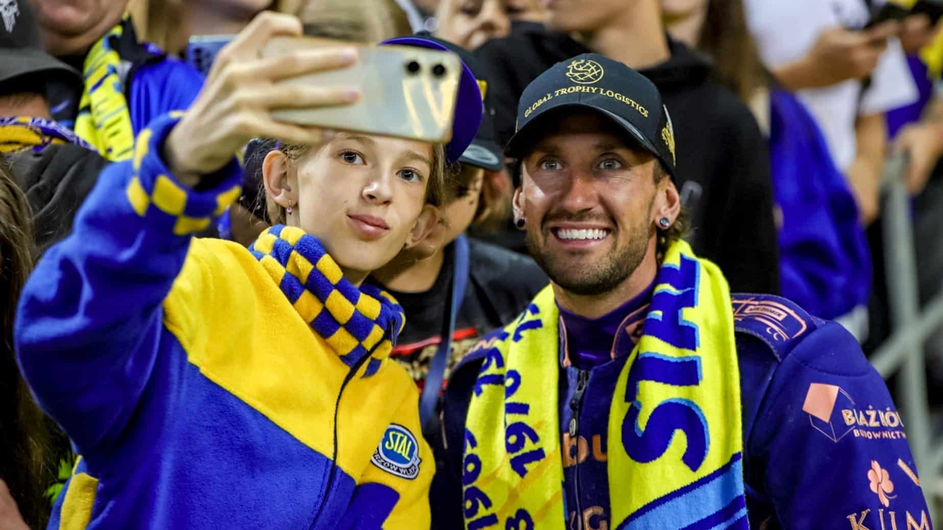 Dziewczynka fotografująca się z uśmiechniętym sportowcem  Stal gromi Spartę i broni drugiego miejsca ZDJĘCIA