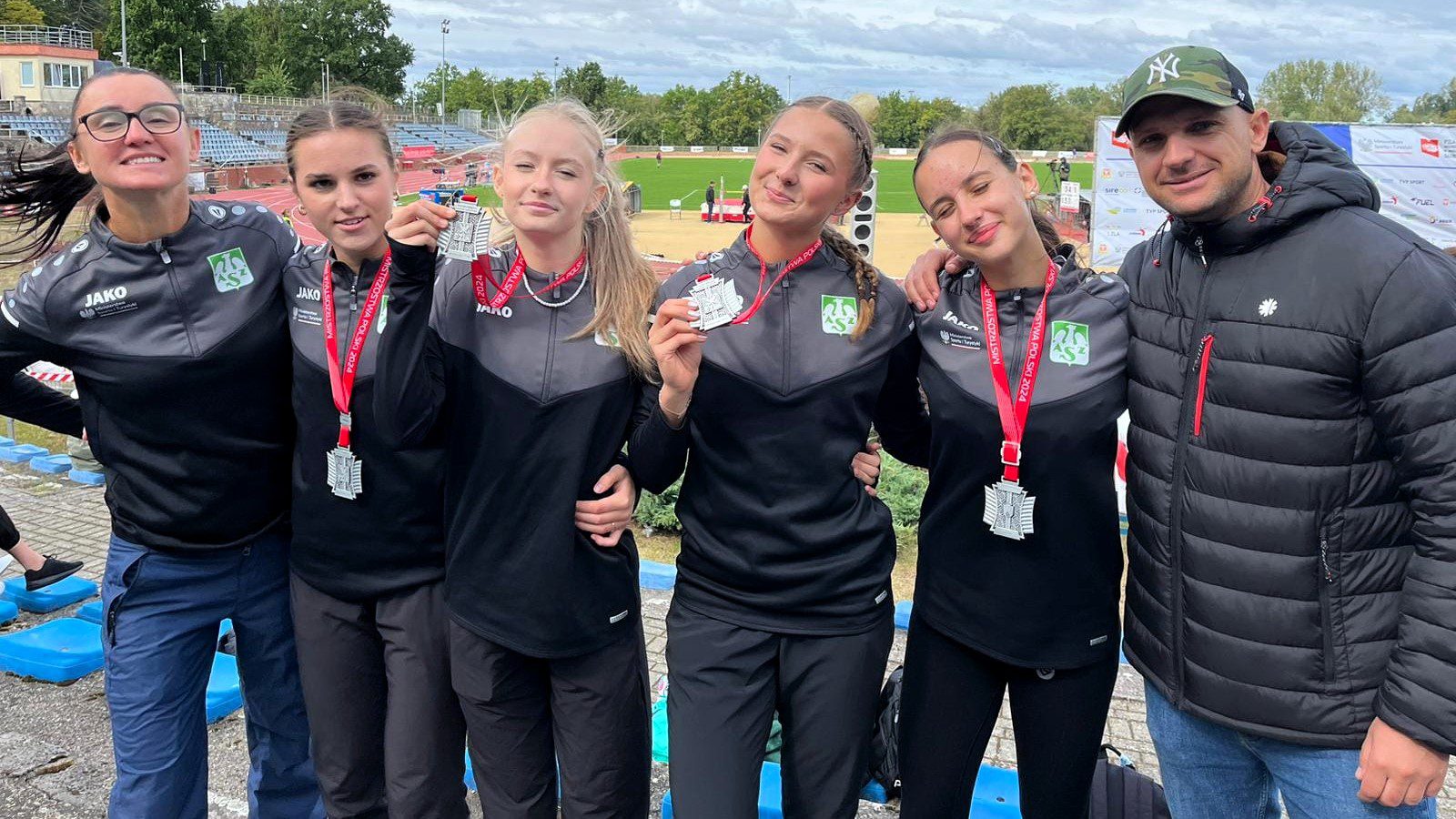 Sześć uśmiechniętych osób  Lubuskie sztafety przywiozły worek medali z mistrzostw Polski