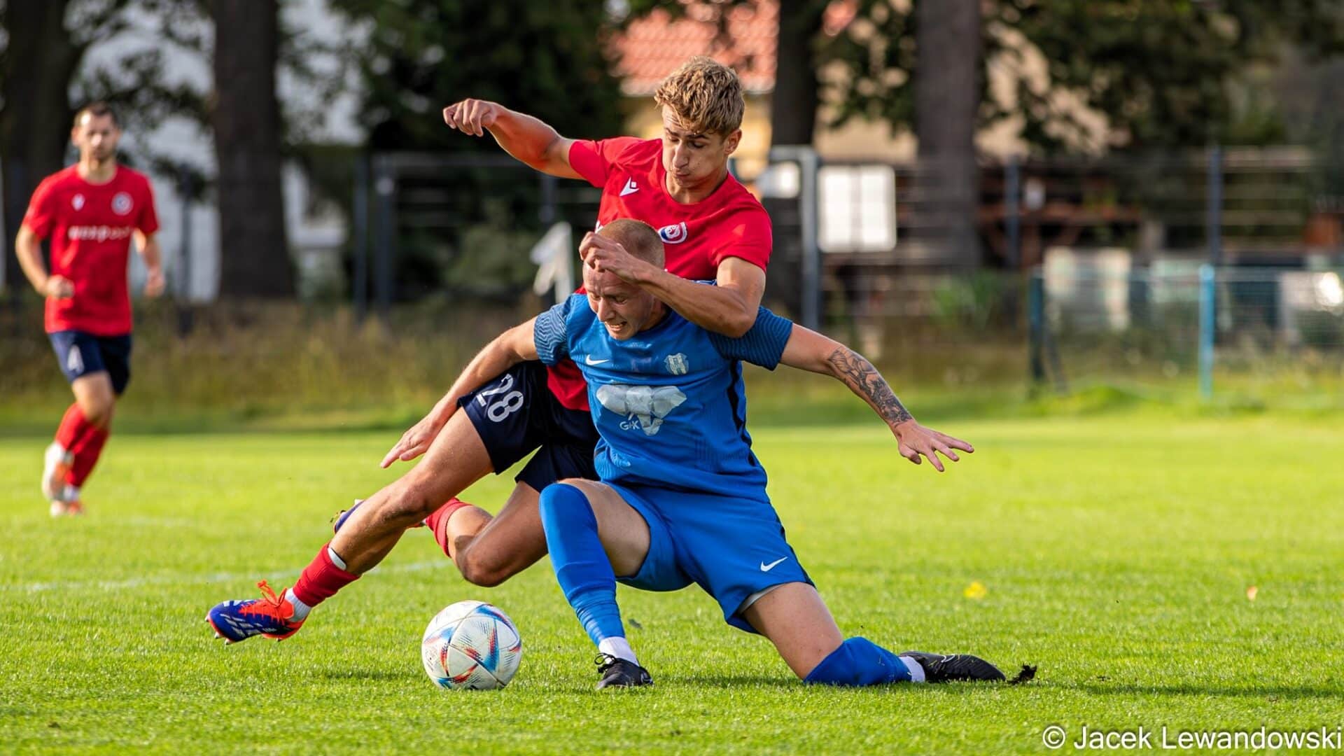Trzech mężczyzn na boisku  Stal niczym walec Zwycięstwa Ilanki i Odry na trudnym terenie PODSUMOWANIE