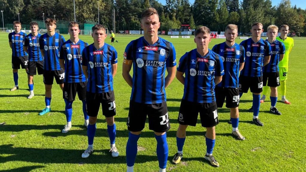 Jedenastu mężczyzn na boisku