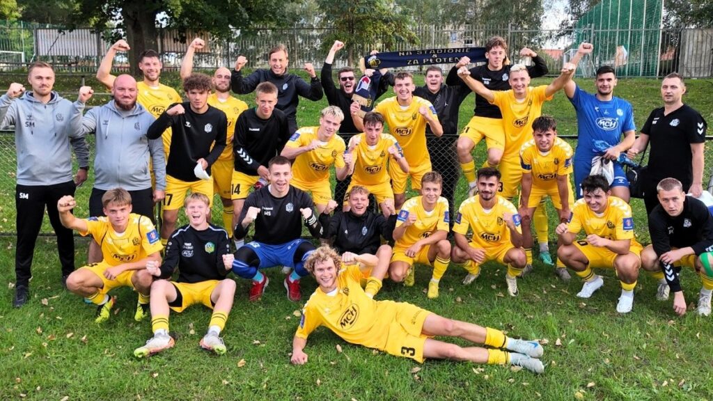 Grupa cieszących się mężczyzn