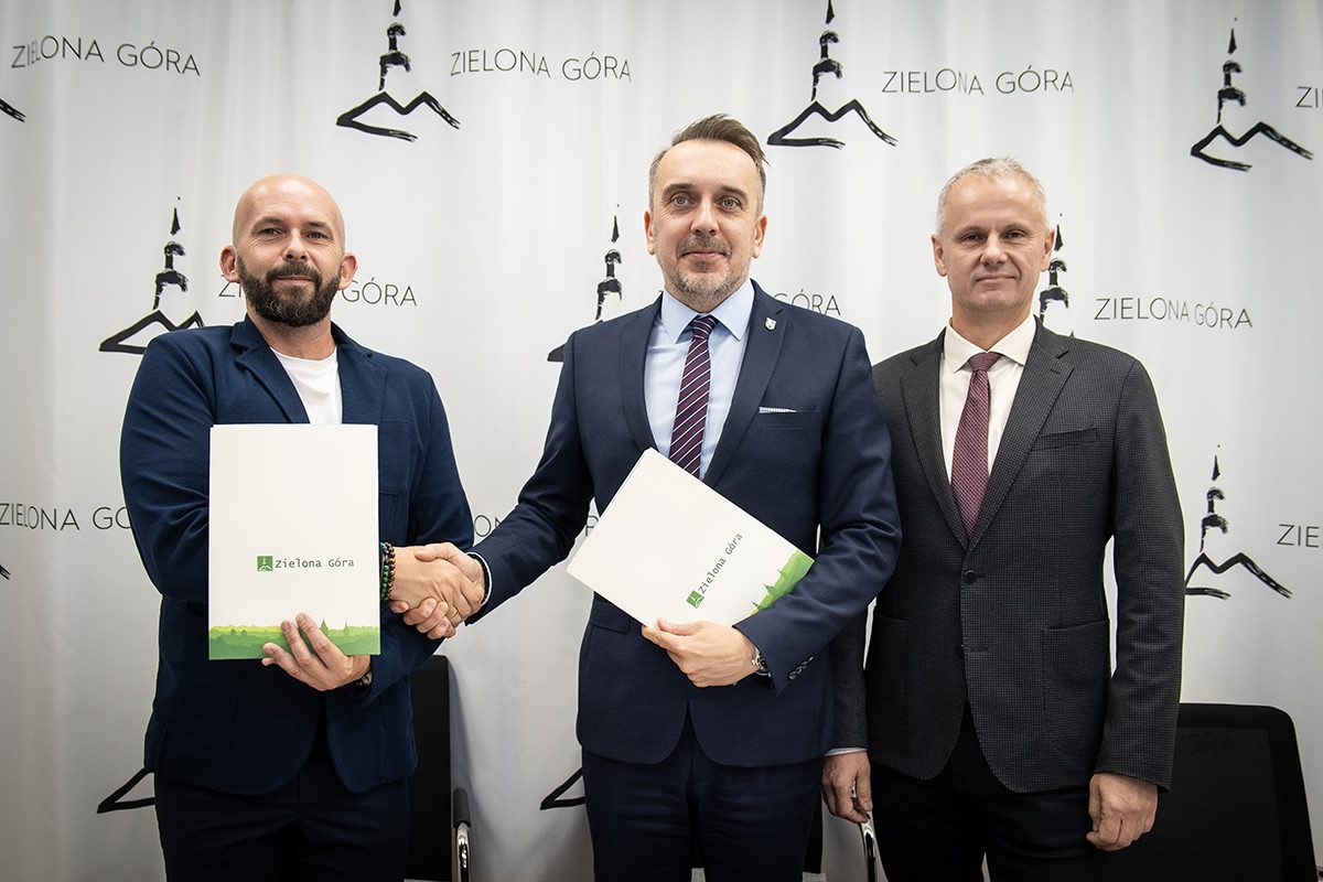 461426686_979513174215827_7546241748647258063_n W Urzędzie Miasta podpisano umowę na remont ul Ochla Zielonogórska Fot UM Zielona Góra Do skansenu i na zielony targ nową drogą Ul Ochla Zielonogórska do remontu