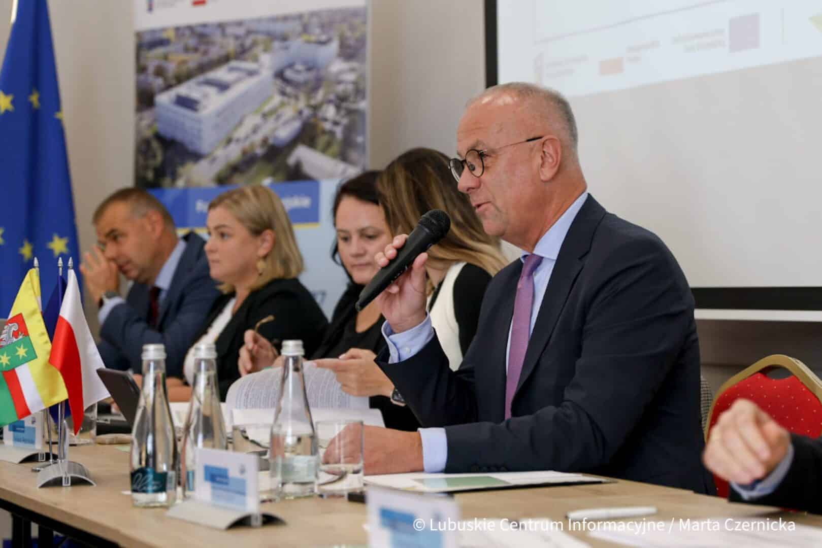 Komitet Monitorujący Lubniewice Komitet Monitorujący Lubniewice Obradował komitet monitorujący unijny program dla lubuskiego ZDJĘCIA